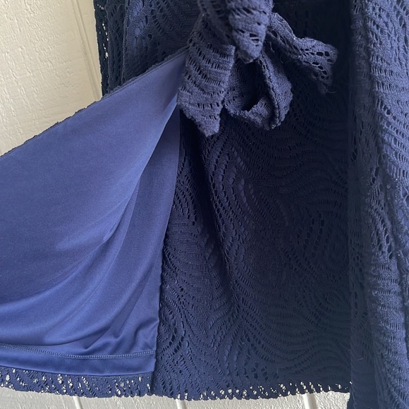 Lilly Pulitzer Lace Tiki Wrap Romper True Navy Feather Bloom Large - Picture 4 of 7